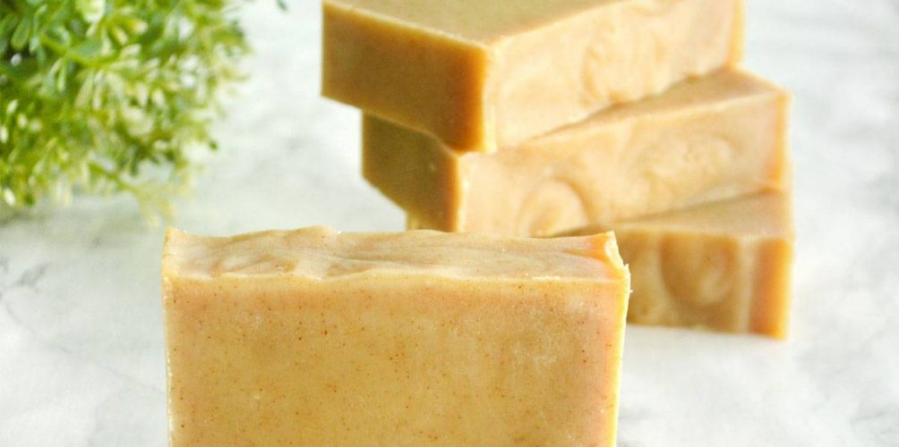 تنظف المسامات وتخلص البشرة من  الشوائب.. طريقة تحضير صابونة الليمون