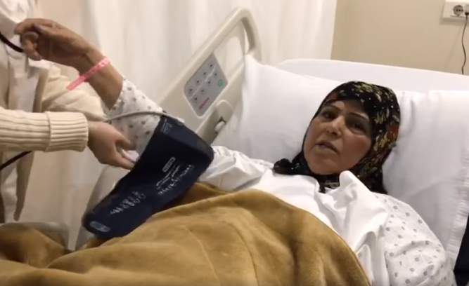 بعد 23 عاما من الانتظار.. سيدة في الـ61 من عمرها تنجب توأما ذكر (فيديو)