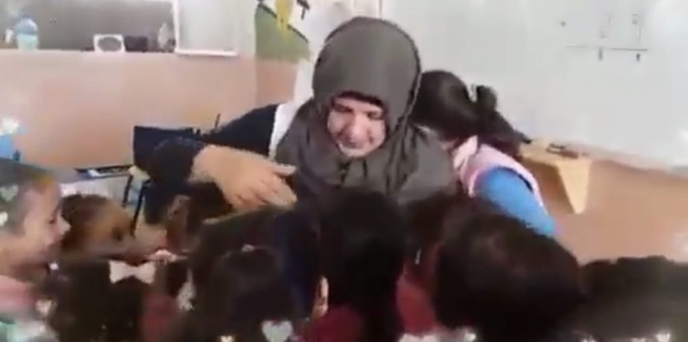 عناق ودموع.. تلاميذ يودعون معلمتهم المصابة بالسرطان بطريقة مؤثرة (فيديو)