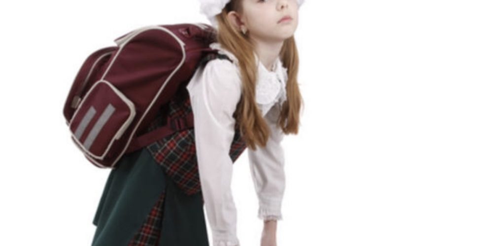 مخاطره ومضاعفاته.. تأثير حمل الطفل لمحفظة ثقيلة على عموده الفقري (فيديو)