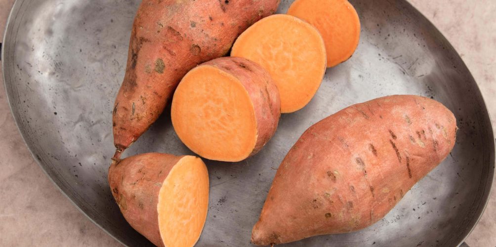 أقنعة ووصفات تجميلية من البطاطا الحلوة (فيديو)