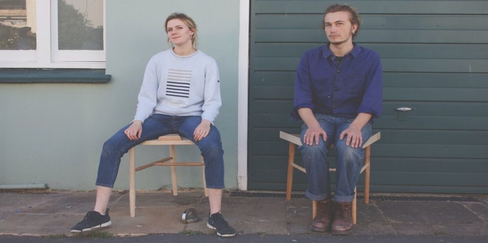 لمنع الإصابة بآلام الركبة والورك.. على النساء الجلوس كالرجال!