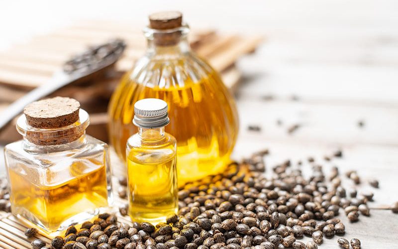 يساعدك في التخلص من حب الشباب.. فوائد زيت الخروع للوجه