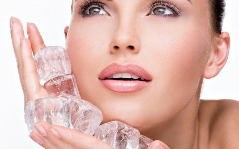 يخلصك من الهالات السوداء ومن آثار حبوب.. فوائد متعددة للثلج على الوجه