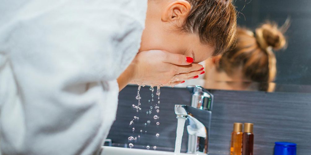 أضرار غسل الوجه بالماء الساخن (فيديو)