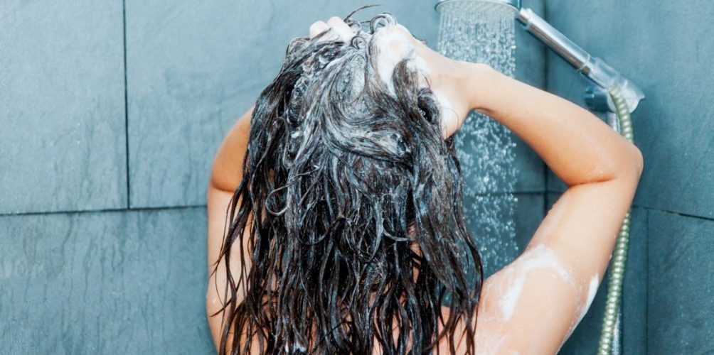 جفاف الشعر وتراجع حجمه.. علامات تدل على أنه عليك تغيير الشامبو