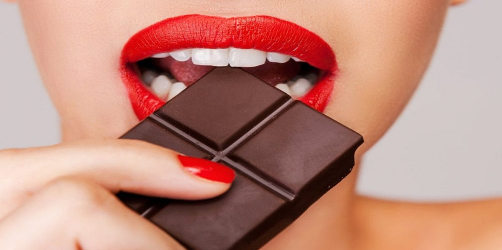 الشوكولا والبثور.. أخصائية توضح العلاقة بينهما