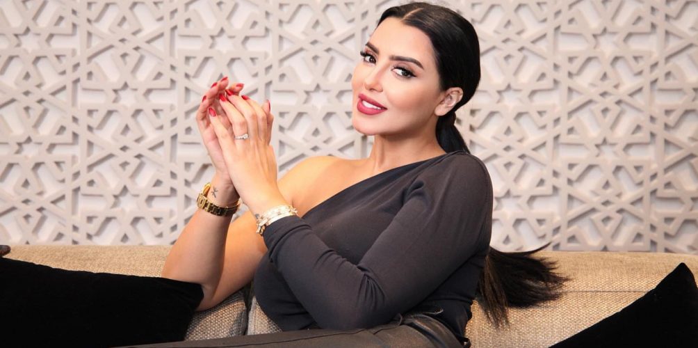 بعد « غلطة كبيرة ».. فاتي جمالي تغني « عفوا »