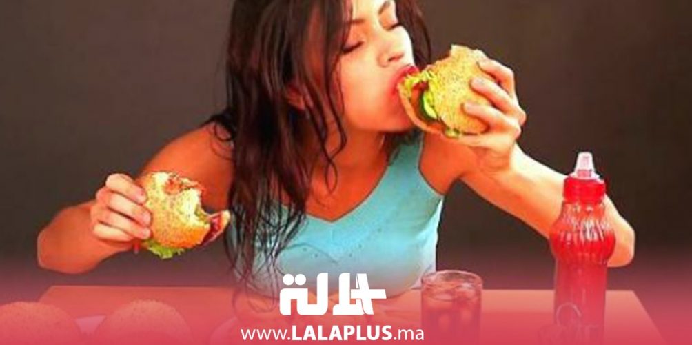 يسبب أمراضًا في الفك.. أضرار متعددة للمضغ السريع ولتناول العلكة باستمرار (فيديو)