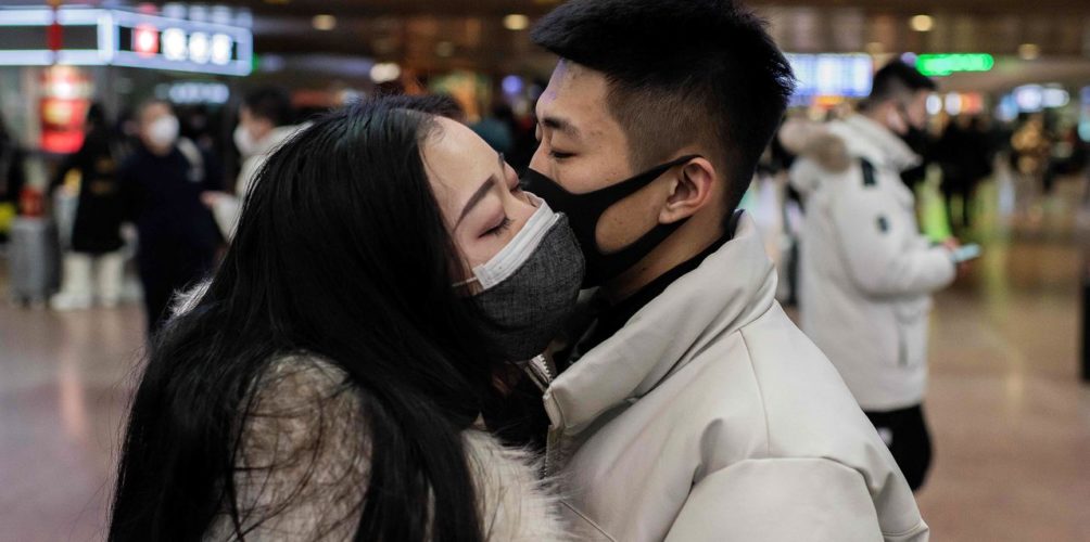 تفاديا لنقل عدوى « كورونا ».. خبراء صحة عالميون ينصحون بتجنب التقبيل والمصافحة