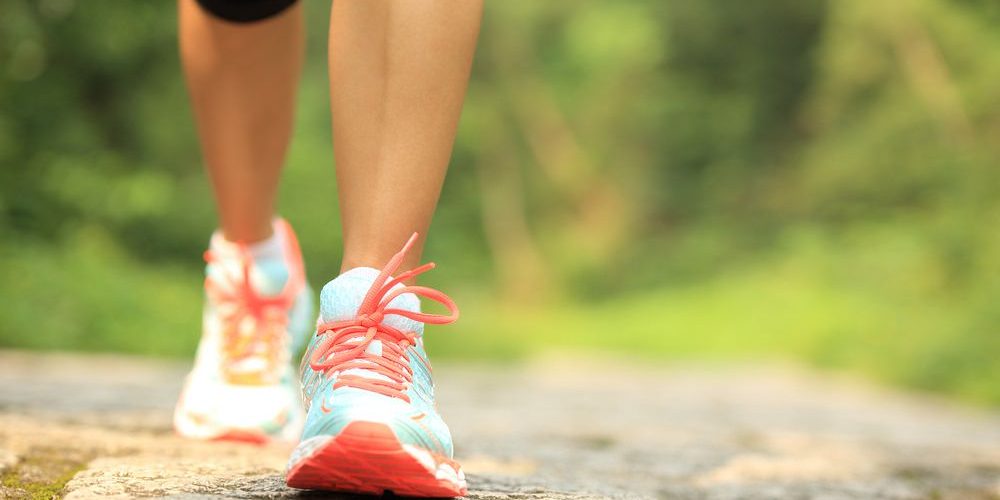 يقي من الإصابة بالأمراض المعدية ويزيد الرشاقة.. فوائد المشي على الصحة