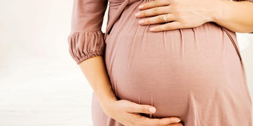 يتمتع بأهمية كبيرة لصحة الجنين.. لهذا يجب على المرأة الحامل تناول السمك مرتين أسبوعيا