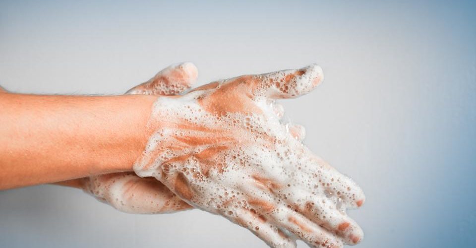 خبراء يؤكدون: غسل اليدين بالماء والصابون الدافئ أفضل طريقة للوقاية من كورونا