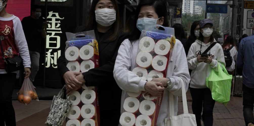 إلى جانب الطعام والشراب.. إقبال كبير على ورق المرحاض بسبب كورونا!