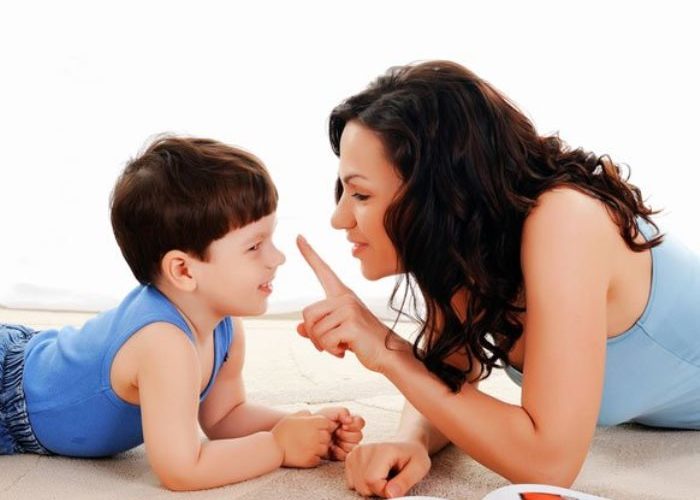 لتكون مميزة وقوية.. طرق تعزز علاقتك بطفلك