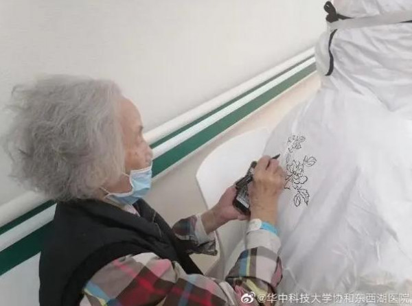 كانت بين أكبر المرضى سناً.. صينية تبلغ 103 أعوام تعافت من كورونا