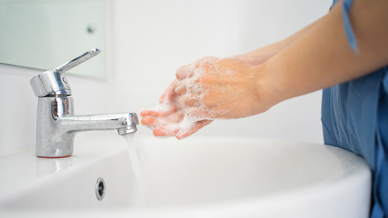 لحماية الأطفال والمدارس من انتقال كورونا.. توجيهات مهمة من منظمة الصحة العالمية للمسؤولين والمعلمين وأولياء الأمور والأطفال