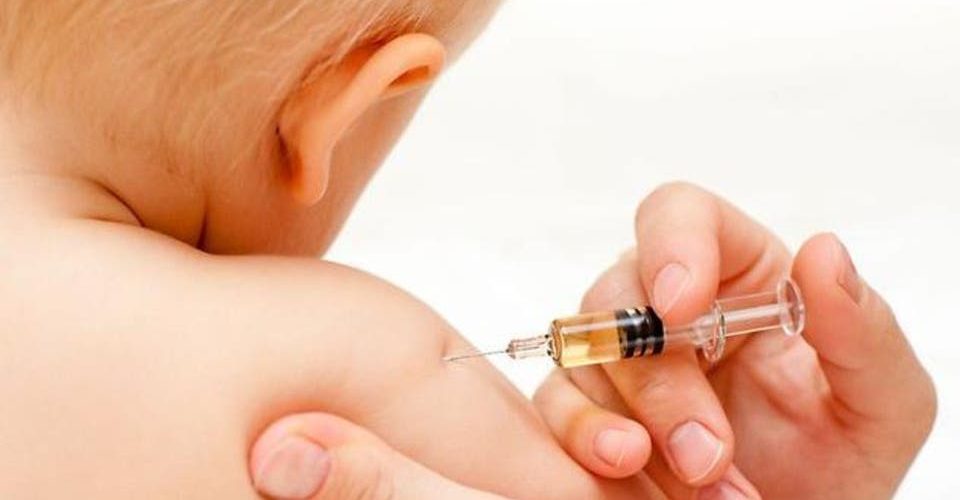 رغم الجائحة.. وزارة الصحة توصي باستمرار عملية تلقيح الأطفال وتحذر الآباء من التأخير