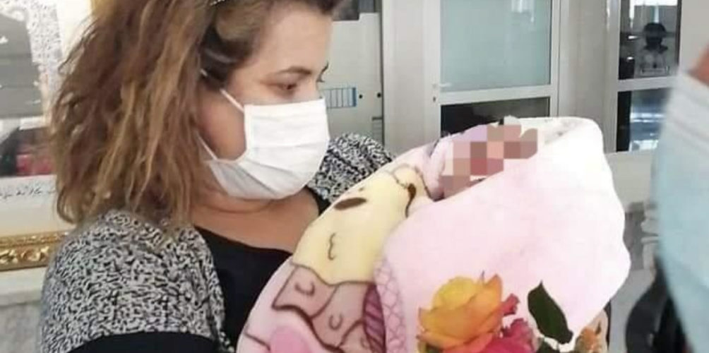 غادرت المستشفى في حضن والدتها.. سما أصغر مصابة بكورونا في المغرب تتماثل للشفاء