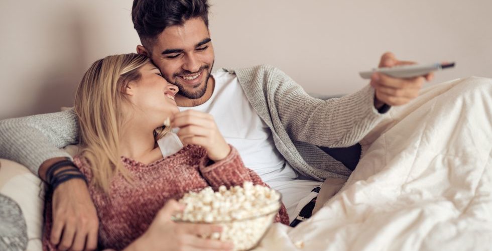 إمكانية انتقال كورونا جنسيا.. خبير في علم الفيروسات يجيب