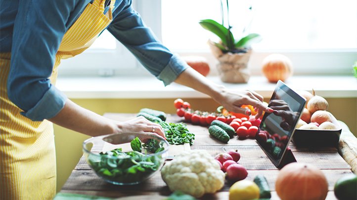 أكل صحي/ مصالحة مع المطبخ.. مغاربة يغيرون من عاداتهم الغذائية خلال الحجر الصحي