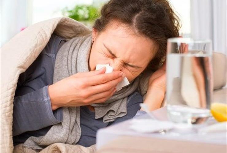 كورونا أم نزلة برد.. علماء أمريكيون يكشفون علامة رئيسية للتفريق بين المرضين؟