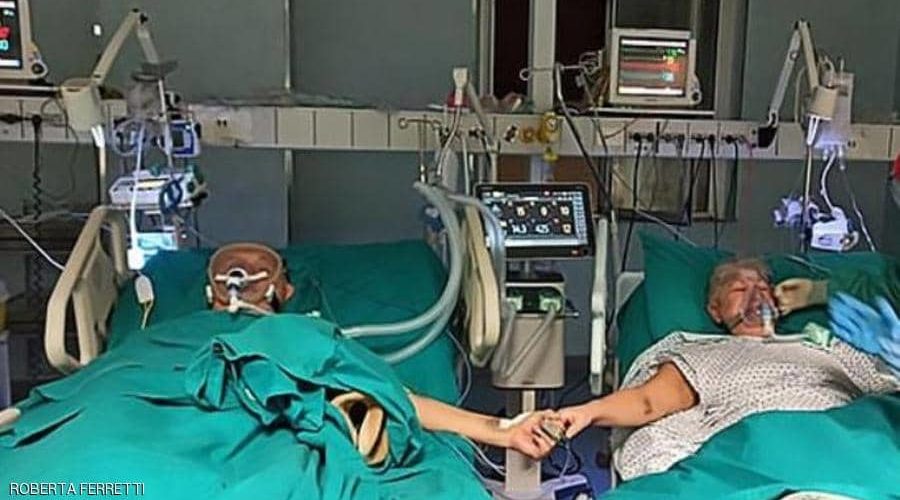 داخل وحدة العناية المركزة.. مسنان يحتفلان بذكرى زواجهما الـ50