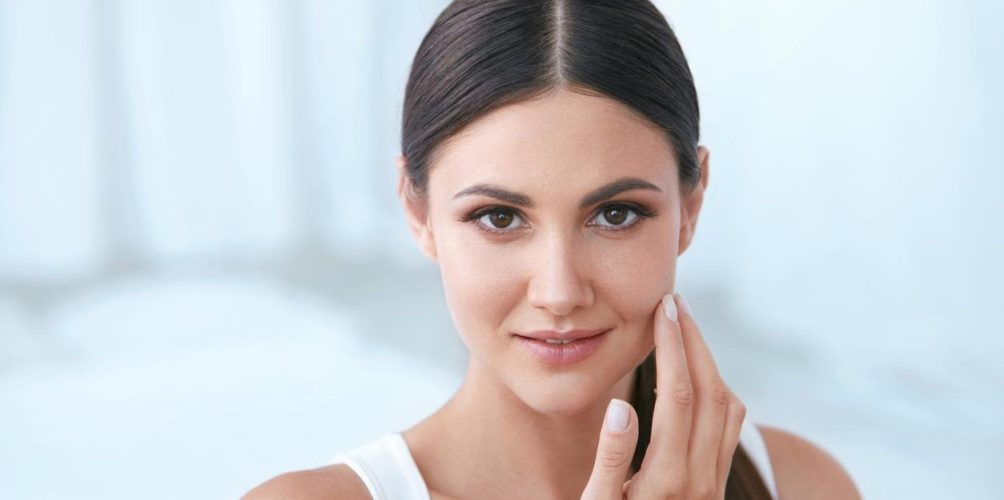 خلال الحجر الصحي.. جربي خلطة العسل والياغورت لبشرة نضرة