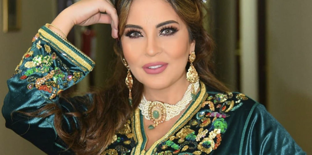 بعد شهر تقريبا على وفاة والدها.. العروسي تعود بأغنية « الغريبة » (فيديو)