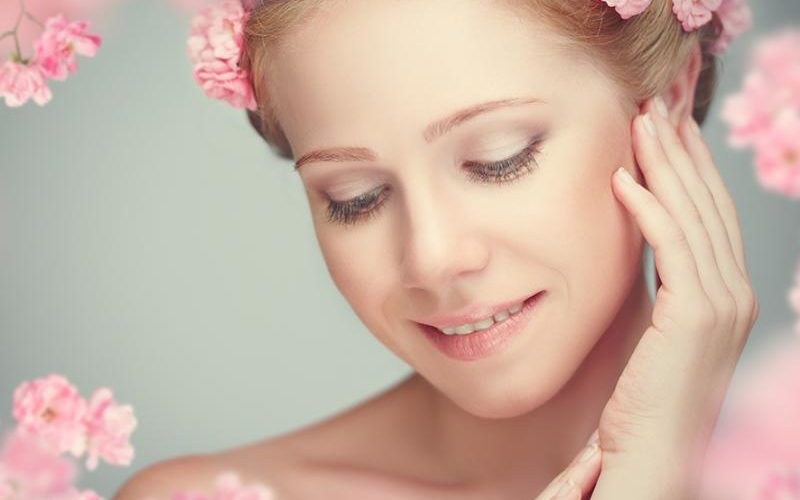 لتوحيد لون البشرة والتخلص من مختلف مشاكلها.. جربي ماء الورد