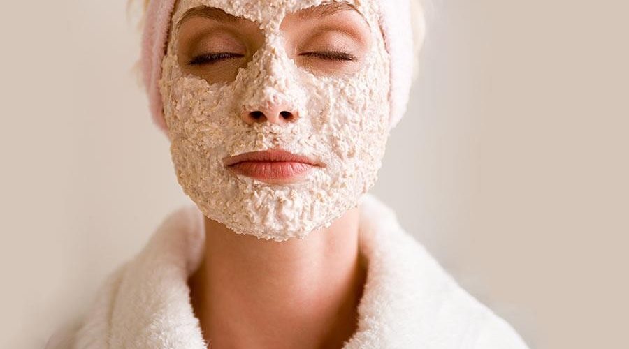 خلال الحجر الصحي.. جربي ماسك الشوفان والموز للتخلص من التجاعيد