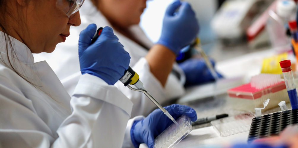 عالم أمريكي: لا تعولوا على ظهور لقاح ناجح لكورونا قريبا!