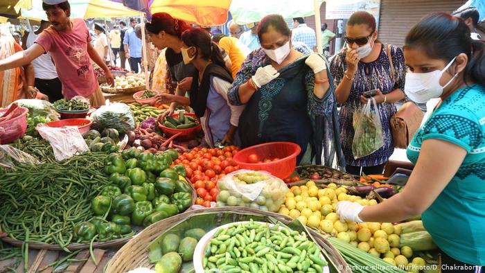 احتمال انتقال كورونا عبر المواد الغذائية.. منظمة الصحة العالمية توضح