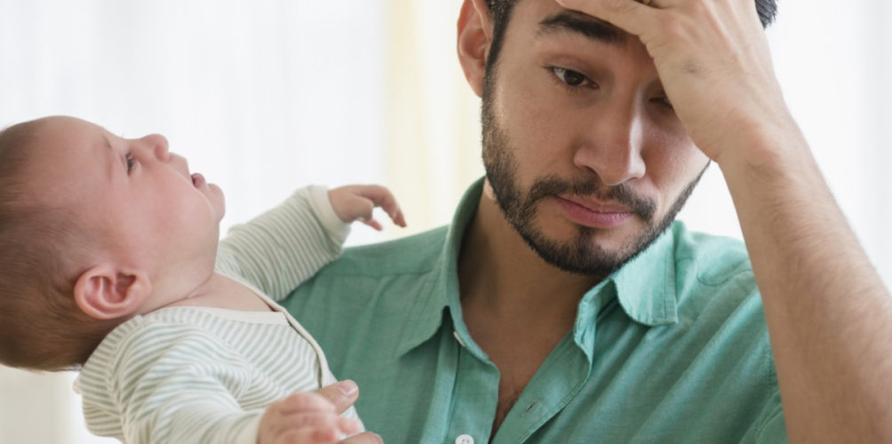 مثل النساء.. الرجال يعانون أيضا من اكتئاب ما بعد الولادة