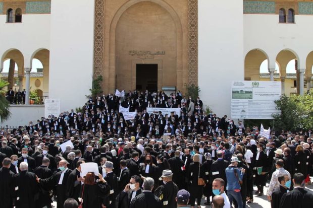 انتقادات فايسبوكيين/ آراء محاميين/ توضيحات النقيب.. “بؤرة احتجاجية شبه قانونية” في البيضاء تثير الجدل