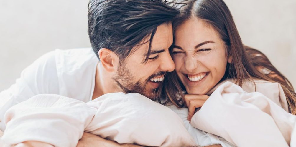 يخفف التوتر ويحرق السعرات الحرارية.. فوائد متعددة للتقبيل