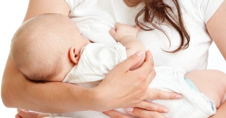 منظمة الصحة العالمية: فوائد الرضاعة الطبيعية تفوق خطر نقل كورونا من الأم لطفلها