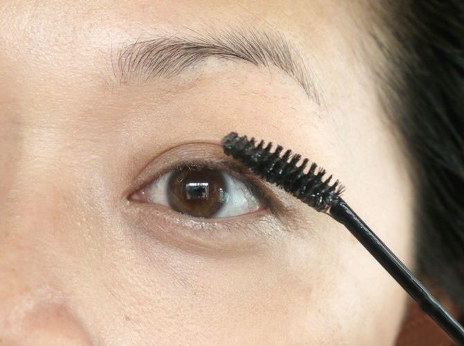 لتكثيف الرموش.. عليك بنواة التمر والخروع