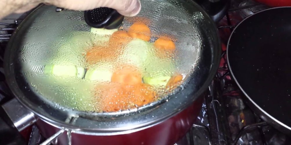 لكي لا تفقد فوائدها الغذائية.. خبراء يحددون الطريقة الأفضل لطهي الخضر