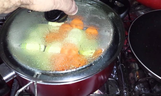 لكي لا تفقد فوائدها الغذائية.. خبراء يحددون الطريقة الأفضل لطهي الخضر