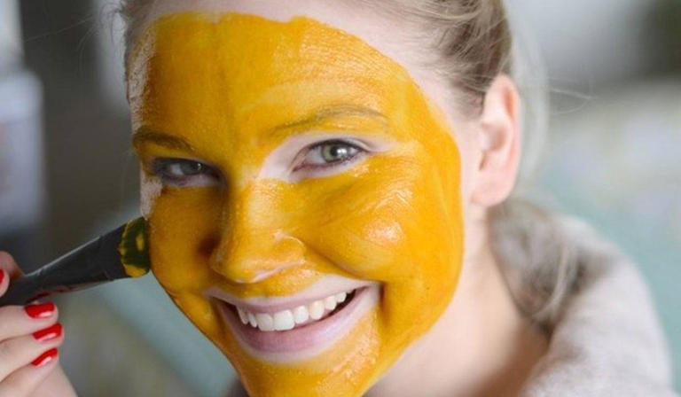 لبشرة نضرة.. جربي ماسك الكركم والأرز