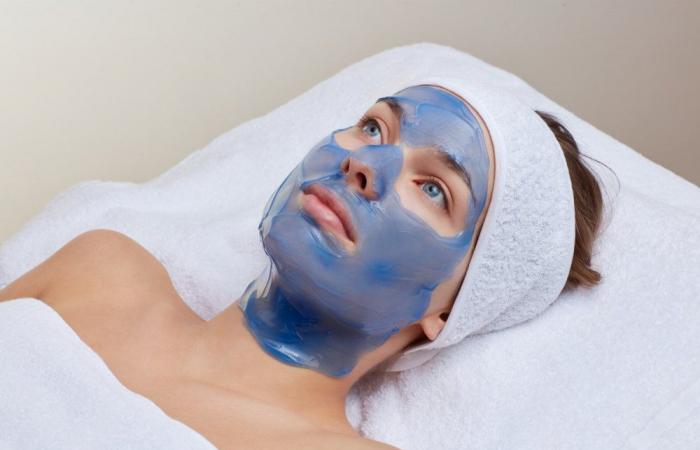 عشبة النيلة الزرقاء.. حلك المثالي لتفتيح وترطيب البشرة