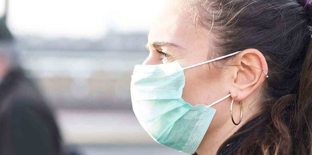يقلل من « شراسة المرض » في حال الإصابة بكورونا.. لهذا ارتداء الكمامة ضروري
