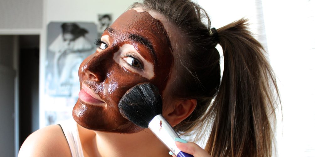 الكاكاو وماء الورد.. مقشر مثالي للبشرة