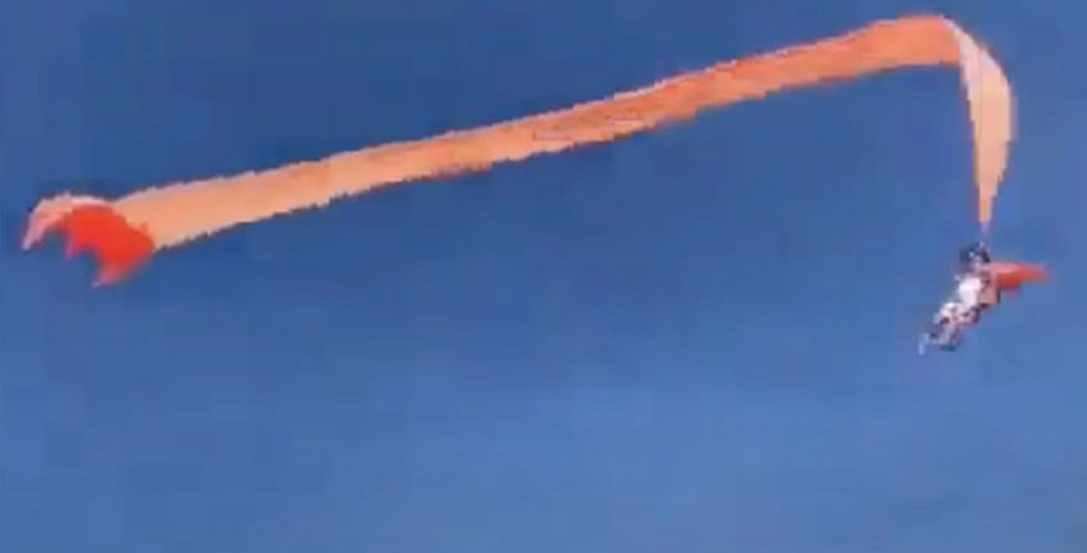 مشهد مرعب.. طفلة تعلق في ذيل طائرة ورقية وتطير في الهواء (فيديو)