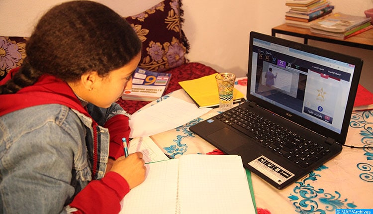 تلاميذ التعليم عن بعد.. نصائح مهمة من اختصاصي في طبّ العيون (فيديو)