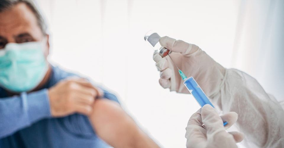 قبل منتصف 2021.. منظمة الصحة العالمية تستبعد توفير لقاحات لكورونا على نطاق واسع