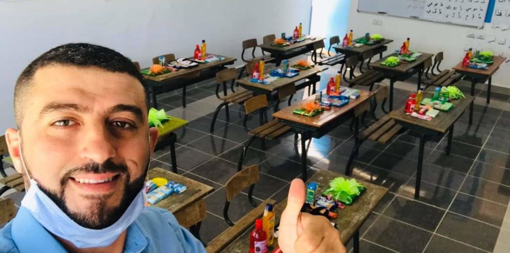 استقبلهم بطريقة استثنائية.. الأستاذ « ميكي ماوس » يزرع الفرحة في قلوب تلاميذه (صور)