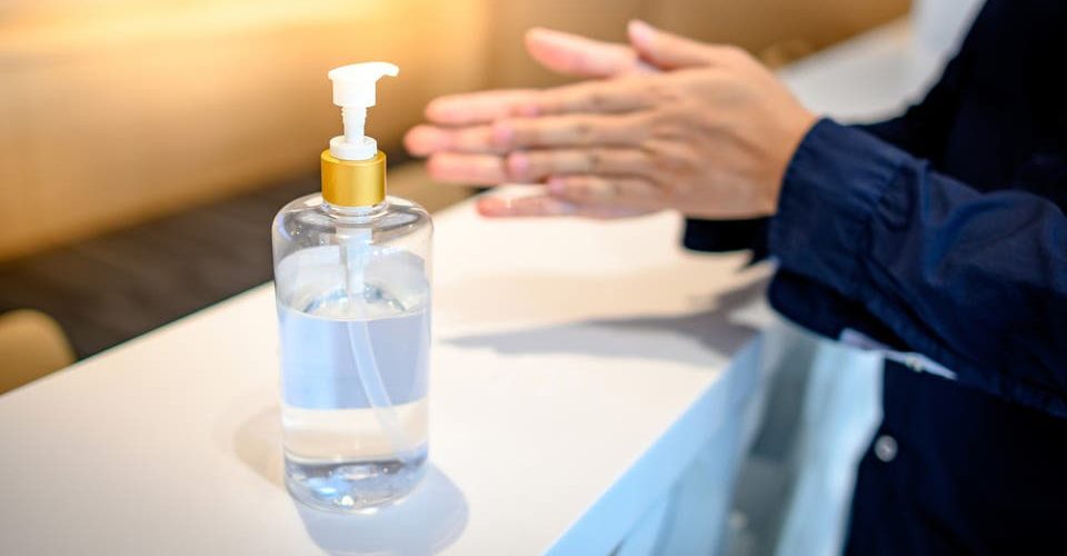 خبراء يوضحون ويحذرون.. أي معقم هو الأفضل في الحماية من عدوى كورونا؟