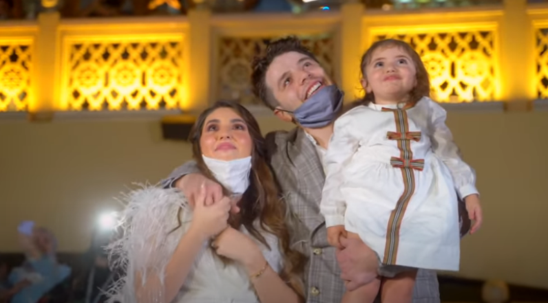 على برج خليفة.. أكبر حفل في العالم لكشف جنس مولود اليوتيوبرز « أنس وأصالة » (فيديو)